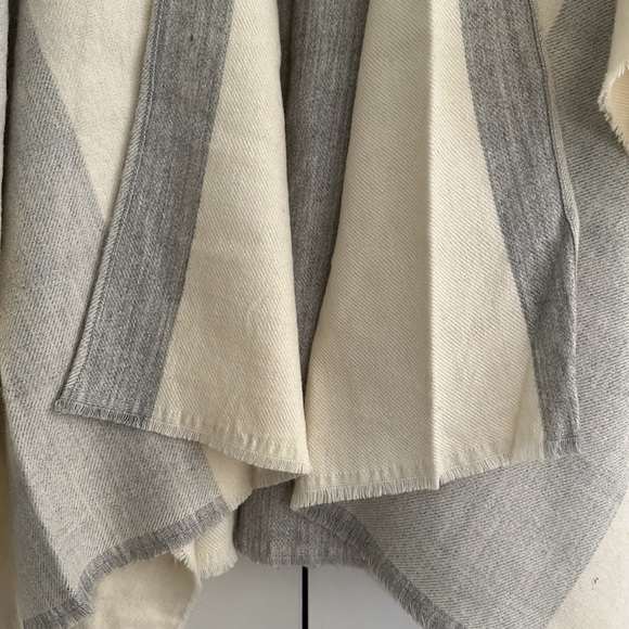 H&M Poncho - Picture 5 of 6